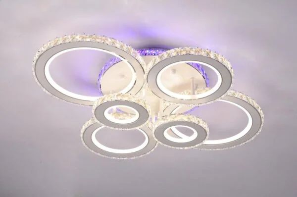 Lustra LED 19373/4+2WH+CR 240W cu lumina reglabila si telecomanda, ideala pentru livinguri moderne ce necesita iluminare puternica.