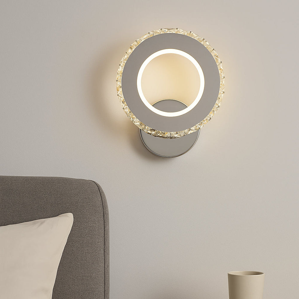 Aplica LED LUBAN Versa 230mm, design compact cu elemente transparente, montata in dormitor modern, lumina reglabila 24W